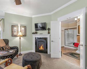 Bed & Breakfast on Tiffany Hill - Mills River