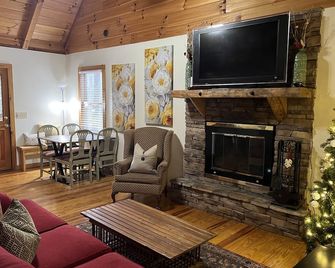 Hot Tub/Game Room/Fireplace and pit, very private, a little taste of heaven! - Dahlonega - Living room