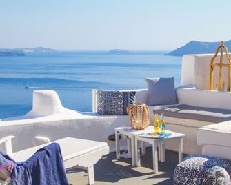 أليكزاندراس سويتس - أويا - شرفة