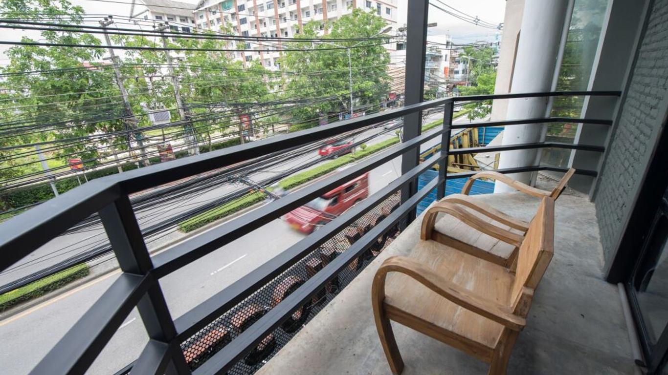 Box Hostel N Cafe