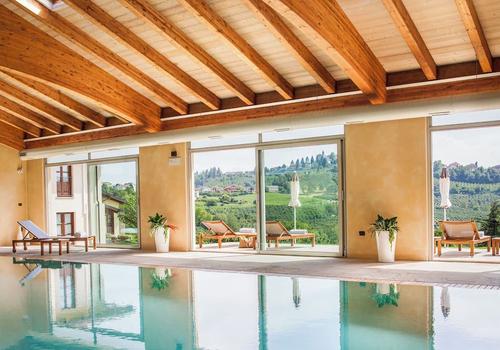 La piscina coperta riscaldata - Foto di Hotel Relais Montemarino
