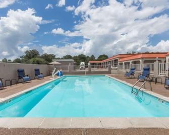 Days Inn by Wyndham Pearl/Jackson Airport - Pearl - Bể bơi