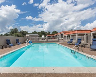 Days Inn by Wyndham Pearl/Jackson Airport - Pearl - Pool