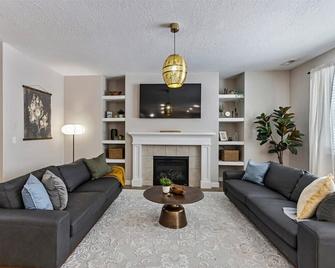 Fully Fenced Grass Backyard Pet Friendly - American Fork - Living room