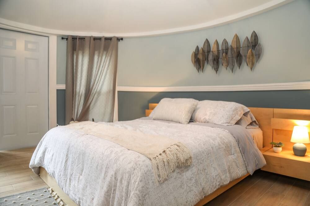 Modern studio cottage with private patio and parking - ג'קסונוויל - חדר שינה