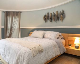 Modern studio cottage with private patio and parking - Jacksonville - Bedroom