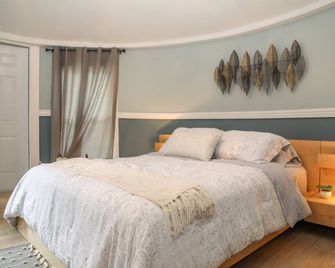 Modern studio cottage with private patio and parking - ג'קסונוויל - חדר שינה