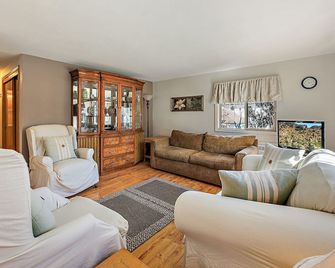 Stroll into Ashland from Abigail's Two Bedroom Private Vacation Cottage. - Ashland - Sala de estar
