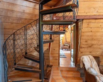 Halfling House w/hot tub/firepit/more! - Coarsegold - Stairs