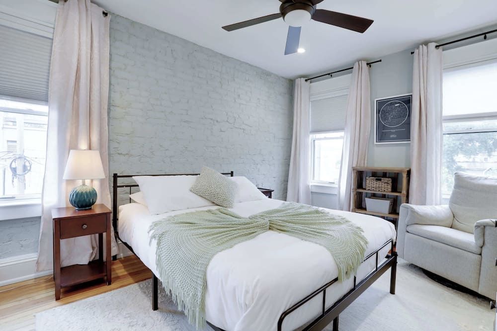 Sojourn's Capitol Hill Charmer Superb Fo - Washington, D.C. - Bedroom