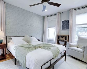 Sojourn's Capitol Hill Charmer Superb Fo - Washington, D.C. - Bedroom