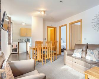 2 Bedroom Apartment Ilfracombe North Devon - Ilfracombe - Living room
