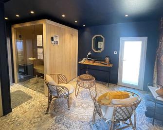 Gîte la Pinstrie for 6 to 10 people with swimming pool, sauna and jacuzzi - Champigné - Wohnzimmer