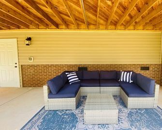 Waterfront with Beach, Easy Water Access, Kayaks, Paddleboards, Boat Rentals! - Belmont - Sala de estar