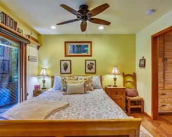 Tranquil Retreat on Austin Creek, Surrounded by Forest Views - Guerneville - Bedroom