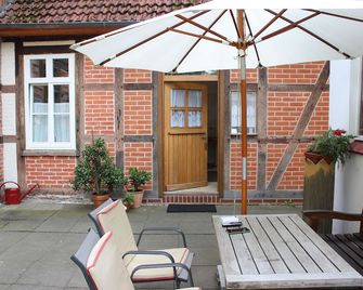 Apartment in the center, ground floor, family friendly, large garden. - Hermannsburg - Innenhof