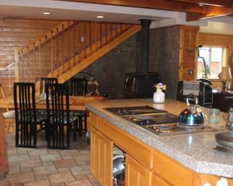 Fish Kodiak Adventures Riverside Inn Open For Private Bookings! - Kodiak - Kitchen