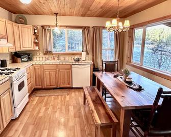 Where The Wild Things Are- Blue Ribbon Fly Fishing Cabin & No Lift Line Skiing - Columbus - Cocina