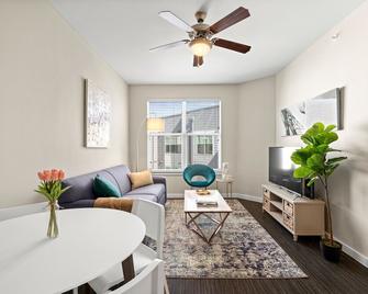 Kasa Dallas Apartments Near SMU - Dallas - Living room