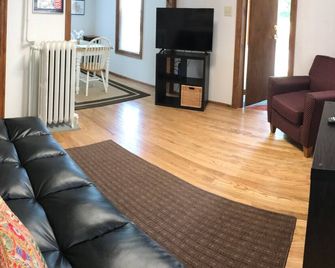 1st Class Rentals 2 Bedroom Downstairs Apartment. - Oneonta - Huiskamer