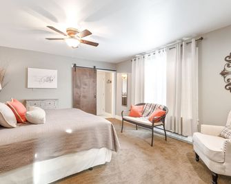 Location! Historic Downtown ~ Wine Country Farmhouse, Bbq, Fenced, Dog-Friendly - McMinnville - Bedroom