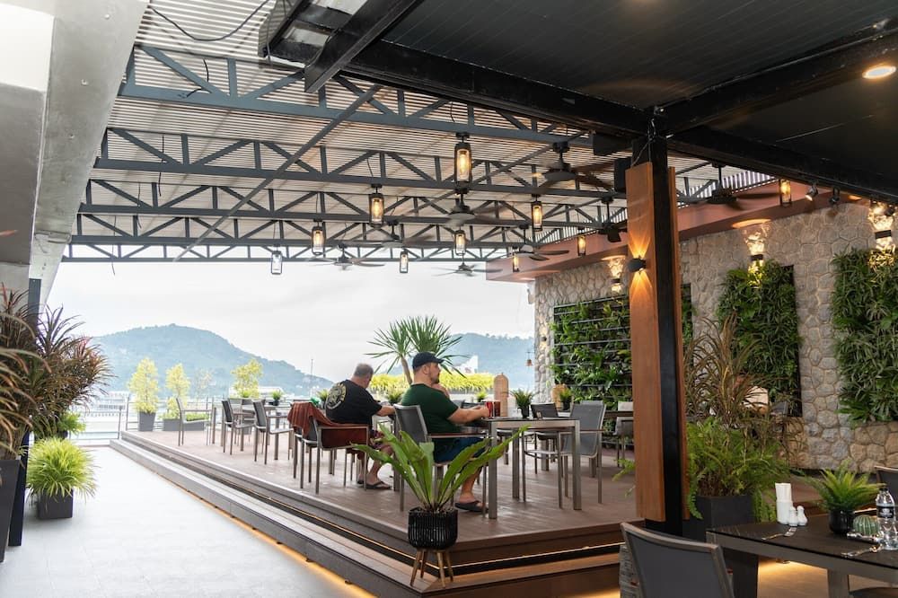 جو هوتل باتونج