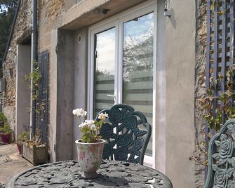 Perfect hideaway in a rural setting, yet only a 10 minute walk to the village. - Cerisy-la-Forêt - Patio
