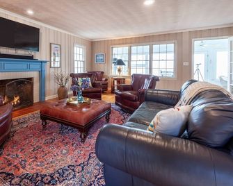 Private pier at multi-suite waterfront home on the Bay with Hot Tub (Open!) - Stevensville - Sala de estar