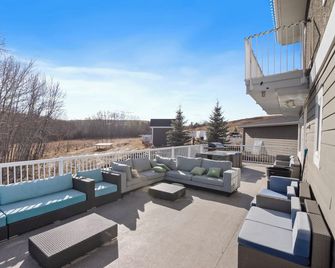 Beautiful Spacious 6 Bedroom Acreage - De Winton - Balcon