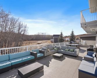 Beautiful Spacious 6 Bedroom Acreage - De Winton - Balcon