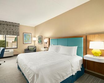 Hampton Inn Portland Airport - Portland - Phòng ngủ