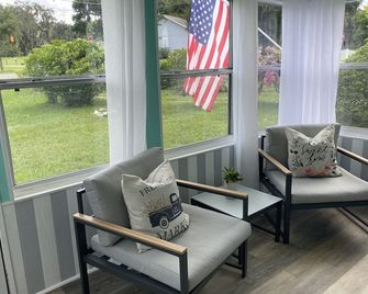 Bohemian Bike 2-BR Cottage in Downtown Inverness - Inverness - Soggiorno