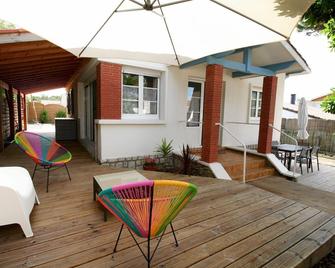 Cute and nicely furnished house with garden, 300m from the ocean beach - Hourtin - Patio