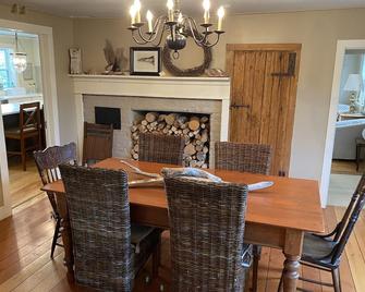 Harbour House - Halls Harbour Waterfront Getaway - Centreville - Comedor