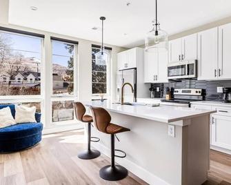 Horseshoe Hideaway Luxe Studio 1 Block to Main St - Golden - Kitchen
