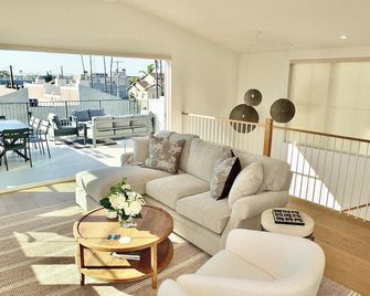 Beach Paradise - Stunning 3-Story in Long Beach - Long Beach - Sala