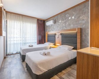 هوتل صنداي بيتش - كوساداسي - غرفة نوم