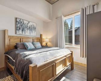 Wilderness Club Quarters Cozy Home For 4 Near Golf & Shops - Eureka - Bedroom