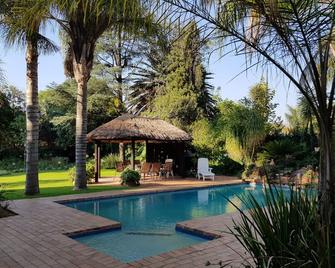 Six Valk Avenue Guest House - Johannesburg - Pool