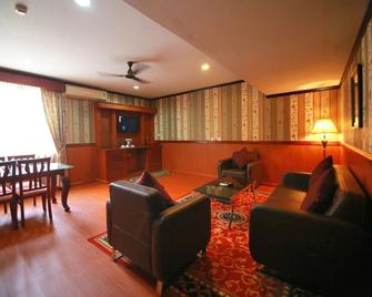 Madathil Regency Hotel - Kollam - Wohnzimmer