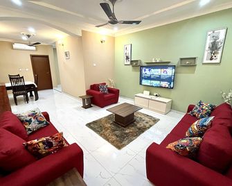 Hidden Gem In Oyibi New 2 Luxury Bedroom Apartment - Aburi - Sala de estar