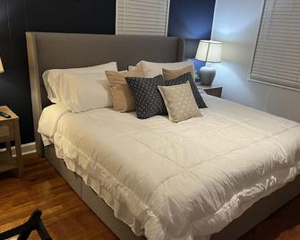 2 bedroom, 1 bath is walking distance to downtown Siler City. 2 King beds. - Siler City - Habitación