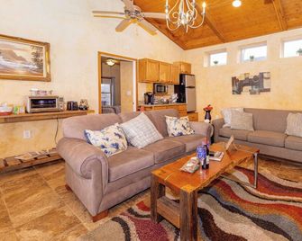 Private Hilltop Farmhouse Incredible Views, Petting Zoo Animals & Hot Tub - Fredericksburg - Olohuone