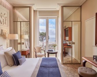 Hôtel Barrière Le Royal La Baule - לה באולה-אסקובלה - חדר שינה