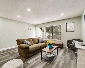 Fully Fenced |renovated |king Suite |small Dogs Ok |near Nas Jax|20 Min To Jia |month Stays Accepted - Orange Park - Sala de estar
