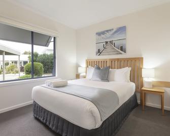 Captains Cove Waterfront Apartments - Bairnsdale - Bedroom