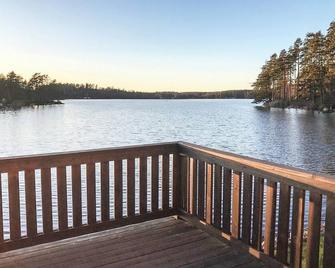 Cozy home in Vena with house sea view - Hultsfred - Balkon