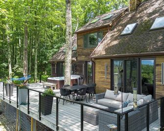 Hilltop Escape with Views & Hot Tub - New Marlborough - Patio