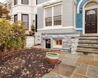 Stay Cozy In Cohi DC - Washington D. C.