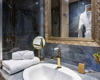 Hôtel Du Centenaire - Les Eyzies-de-Tayac-Sireuil - Bathroom